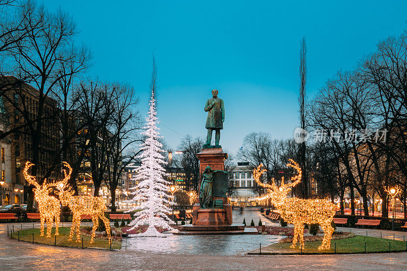 芬兰赫尔辛基。Johan Ludvig Runeberg雕像在Esplanadi公园在晚上照明或夜间照明。著名的地标。